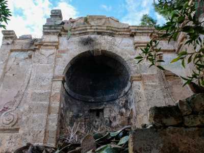 A dominare l�impianto si trova una grande nicchia ad arco semicircolare in pietra arricchita da pilastrini architravati. Al suo interno un tempo fuorisciva acqua limpida dalla bocca di un angioletto riccioluto